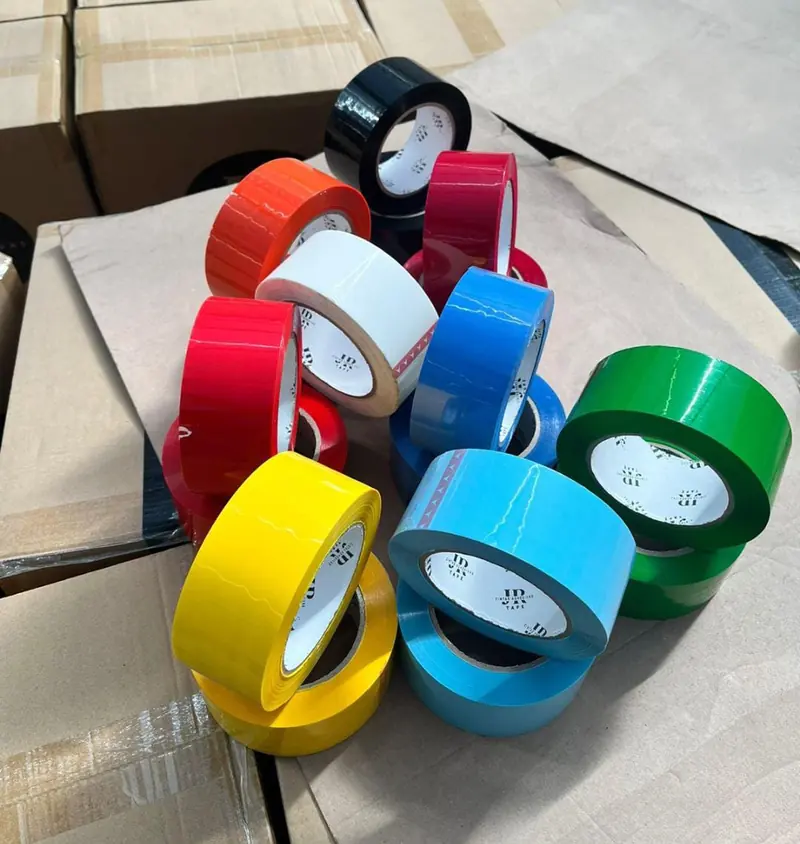 Rollos de cinta adhesiva de colores sobre cajas de cartón